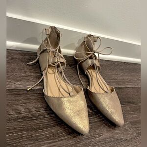 jessica simpson | pale gold closed-toe flats